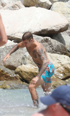 30.06 | Justin Bieber na praia em Saint-Jean-Cap-Ferrat, França