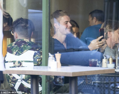 07.04 | Justin Bieber em uma lanchonete em Sydney, Austrália