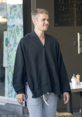 07.04 | Justin Bieber em uma lanchonete em Sydney, Austrália