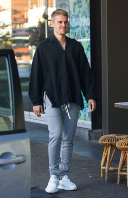 07.04 | Justin Bieber em uma lanchonete em Sydney, Austrália