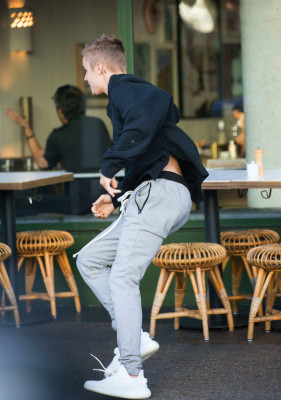 07.04 | Justin Bieber em uma lanchonete em Sydney, Austrália