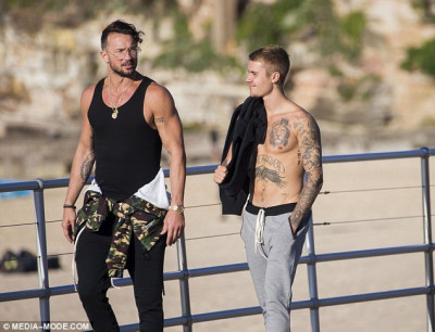 07.04 | Justin Bieber passeia na Bondi Beach em Sydney, Austrália
