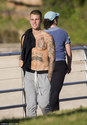 07.04 | Justin Bieber passeia na Bondi Beach em Sydney, Austrália