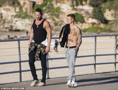 07.04 | Justin Bieber passeia na Bondi Beach em Sydney, Austrália