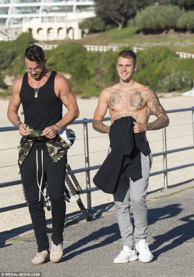 07.04 | Justin Bieber passeia na Bondi Beach em Sydney, Austrália
