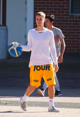 07.04 | Justin Bieber jogando basquete no Sydney Olympic Park em Sydney, Austrália