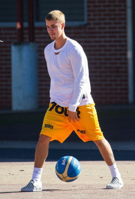 07.04 | Justin Bieber jogando basquete no Sydney Olympic Park em Sydney, Austrália