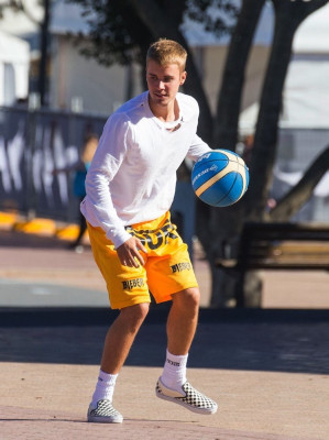 07.04 | Justin Bieber jogando basquete no Sydney Olympic Park em Sydney, Austrália