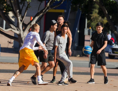 07.04 | Justin Bieber jogando basquete no Sydney Olympic Park em Sydney, Austrália