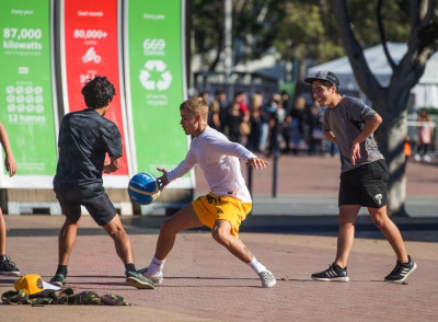 07.04 | Justin Bieber jogando basquete no Sydney Olympic Park em Sydney, Austrália