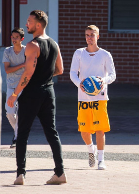 07.04 | Justin Bieber jogando basquete no Sydney Olympic Park em Sydney, Austrália