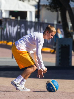 07.04 | Justin Bieber jogando basquete no Sydney Olympic Park em Sydney, Austrália