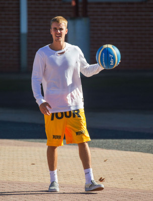 07.04 | Justin Bieber jogando basquete no Sydney Olympic Park em Sydney, Austrália
