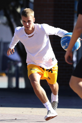 07.04 | Justin Bieber jogando basquete no Sydney Olympic Park em Sydney, Austrália