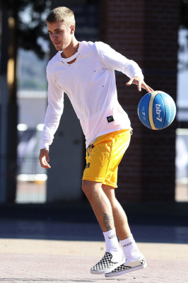 07.04 | Justin Bieber jogando basquete no Sydney Olympic Park em Sydney, Austrália