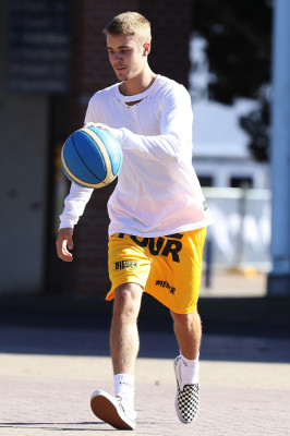 07.04 | Justin Bieber jogando basquete no Sydney Olympic Park em Sydney, Austrália