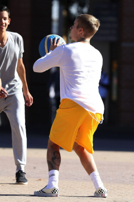 07.04 | Justin Bieber jogando basquete no Sydney Olympic Park em Sydney, Austrália