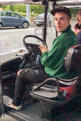 07.04 | Justin Bieber chegando à conferência da igreja Hillsong em Sydney, Austrália