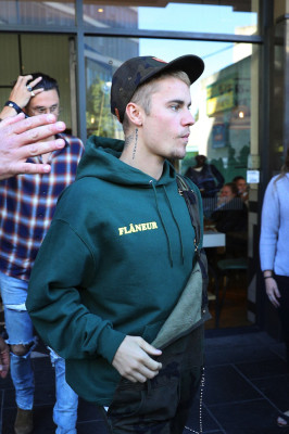 07.06 | Justin Bieber deixando o Nando’s em Sydney, Austrália