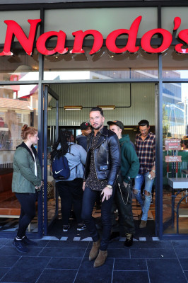 07.06 | Justin Bieber deixando o Nando’s em Sydney, Austrália