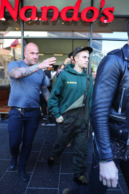 07.06 | Justin Bieber deixando o Nando’s em Sydney, Austrália