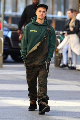 07.06 | Justin Bieber é fotografado pelas ruas em Sydney, Austrália