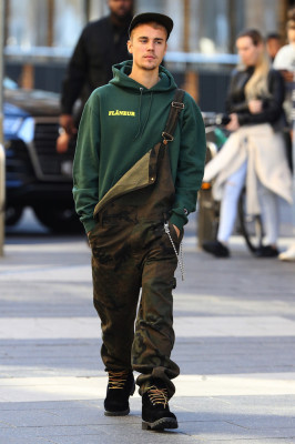 07.06 | Justin Bieber é fotografado pelas ruas em Sydney, Austrália