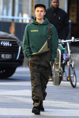 07.06 | Justin Bieber é fotografado pelas ruas em Sydney, Austrália