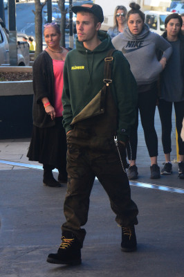 07.06 | Justin Bieber é fotografado pelas ruas em Sydney, Austrália
