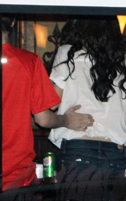 18.12 | Justin Bieber entrando no ônibus de sua turnê com Selena Gomez
