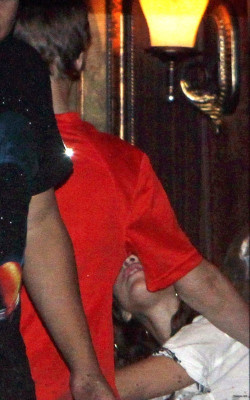 18.12 | Justin Bieber entrando no ônibus de sua turnê com Selena Gomez