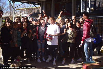 07.07 | Justin Bieber com fãs em Sydney, na Austrália