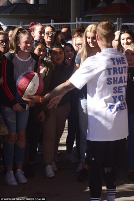 07.07 | Justin Bieber com fãs em Sydney, na Austrália