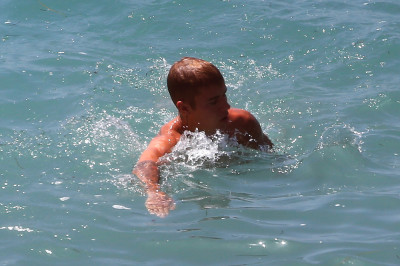 07.10 | Justin Bieber é fotografado em Laguna Beach, California