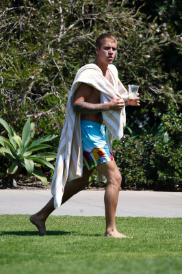 07.10 | Justin Bieber é fotografado em Laguna Beach, California