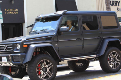 15.07 | Justin Bieber é fotografado em Beverly Hills, CA
