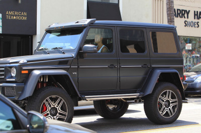 15.07 | Justin Bieber é fotografado em Beverly Hills, CA