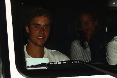 18.07 | Justin Bieber é fotografado em Laguna Beach, CA