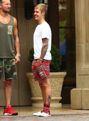 19.07 | Justin Bieber é fotografado em Beverly Hills, CA
