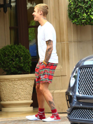 19.07 | Justin Bieber é fotografado em Beverly Hills, CA