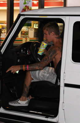 22.07 | Justin Bieber deixando a conveniência 7-Eleven em Beverly Hills, CA