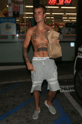 22.07 | Justin Bieber deixando a conveniência 7-Eleven em Beverly Hills, CA