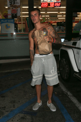 22.07 | Justin Bieber deixando a conveniência 7-Eleven em Beverly Hills, CA