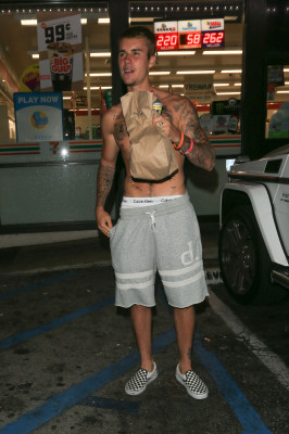 22.07 | Justin Bieber deixando a conveniência 7-Eleven em Beverly Hills, CA