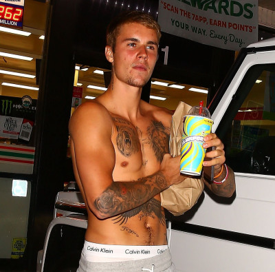 22.07 | Justin Bieber deixando a conveniência 7-Eleven em Beverly Hills, CA