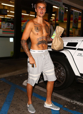 22.07 | Justin Bieber deixando a conveniência 7-Eleven em Beverly Hills, CA