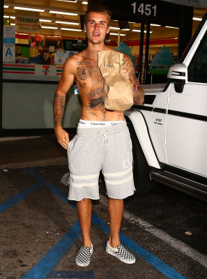 22.07 | Justin Bieber deixando a conveniência 7-Eleven em Beverly Hills, CA