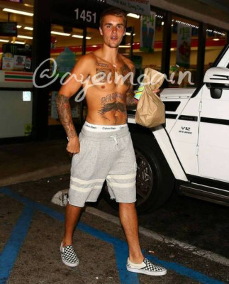22.07 | Justin Bieber deixando a conveniência 7-Eleven em Beverly Hills, CA