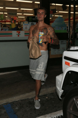22.07 | Justin Bieber deixando a conveniência 7-Eleven em Beverly Hills, CA