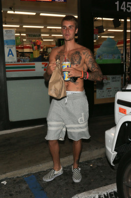 22.07 | Justin Bieber deixando a conveniência 7-Eleven em Beverly Hills, CA